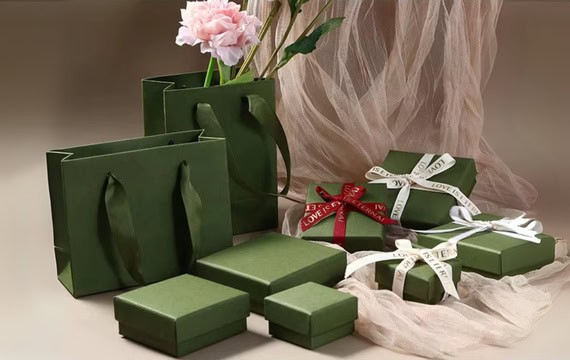 custom jewelry packaging with logo